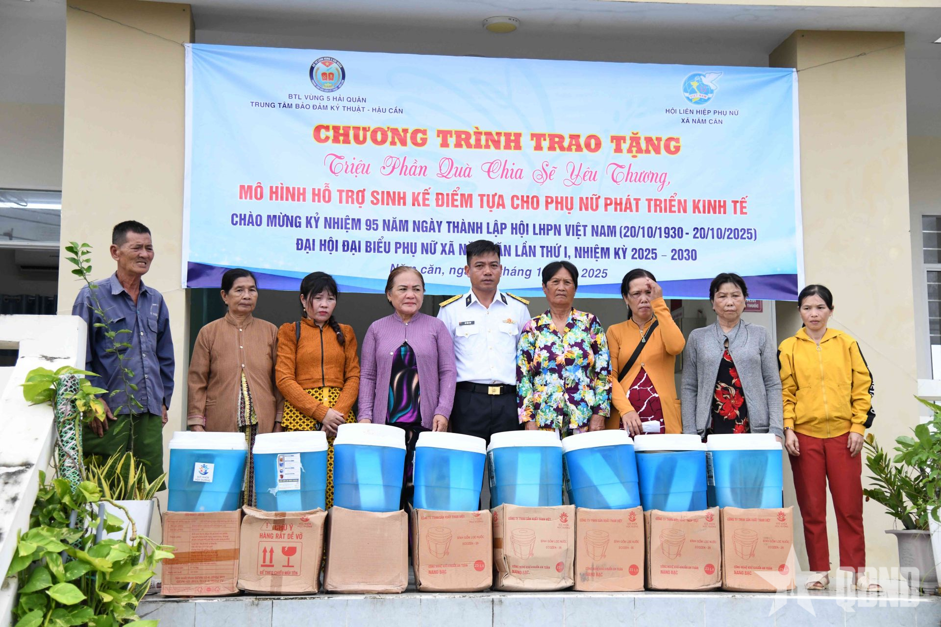 Trung tâm Bảo đảm Kỹ thuật - Hậu cần (Vùng 5 Hải quân) trao 100 bình lọc nước tặng người dân